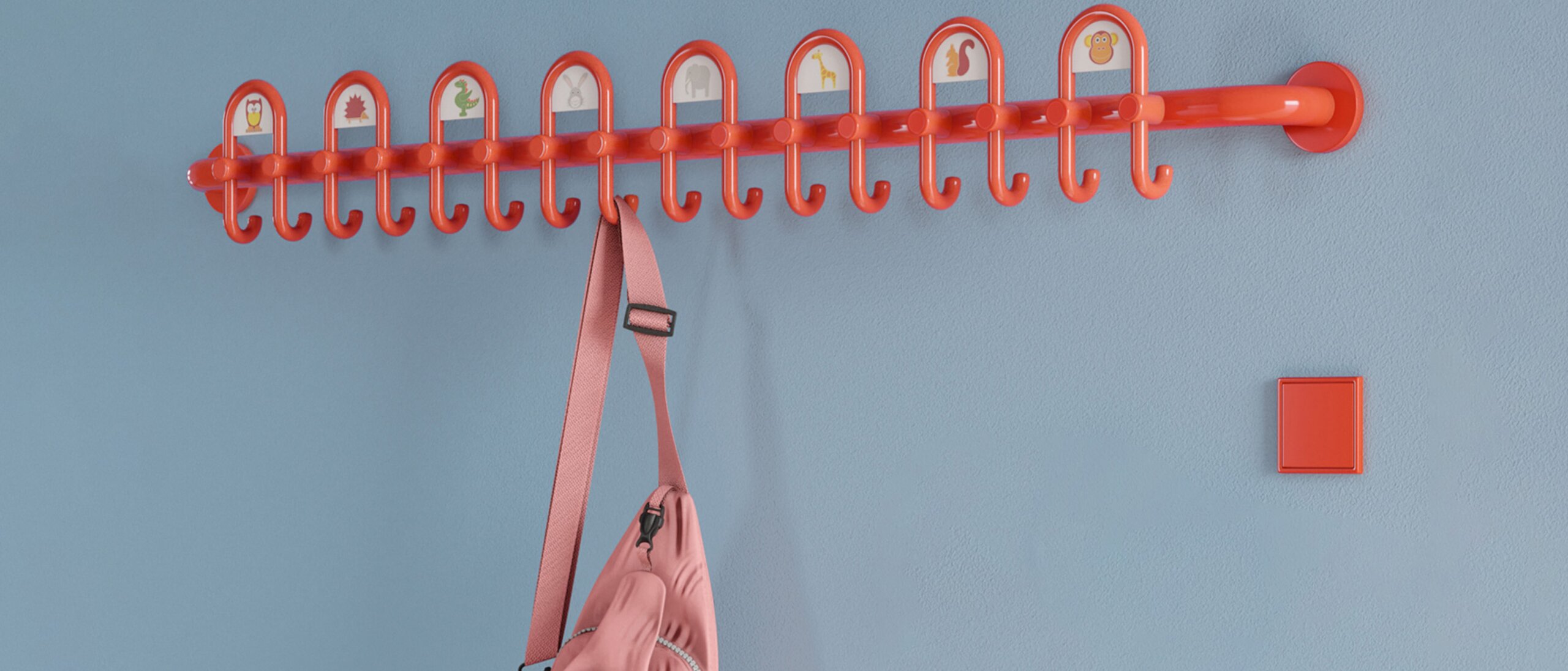 Kleurrijke kleuterschool uitgerust met inrichting en garderobe in de kleur oranje