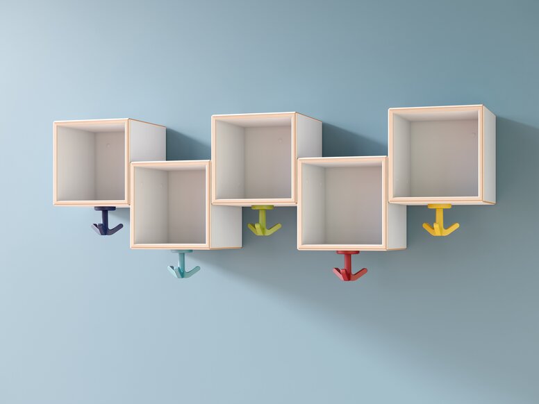 HEWI drievoudige haak Aan de muur gemonteerde dozen op verschillende hoogtes, waaraan kleurrijke driedubbele haken zijn bevestigd