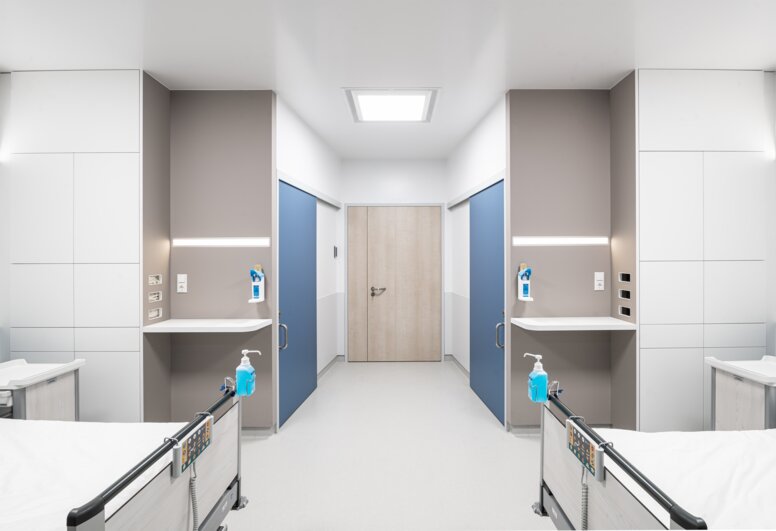 KARMIN-Patientenzimmer Krankenhauszimmer mit zwei Betten