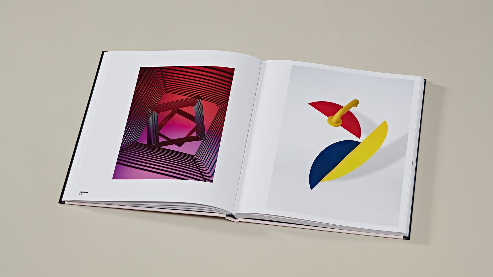 Re:Form Kunstvolume Bauhaus 2 opengeslagen pagina's van het kunstboek over de Bauhaus tentoonstelling rechts HEWI hendel 111 in mosterdgeel