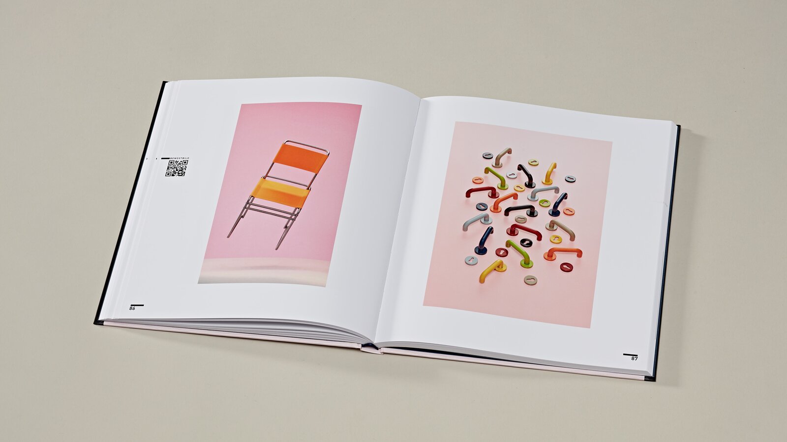 Re:Form Kunstvolume Bauhaus 2 opengeslagen pagina's van het kunstboek over de Bauhaus tentoonstelling rechts HEWI hendel 111 in 8 kleuren, links oranje stoel