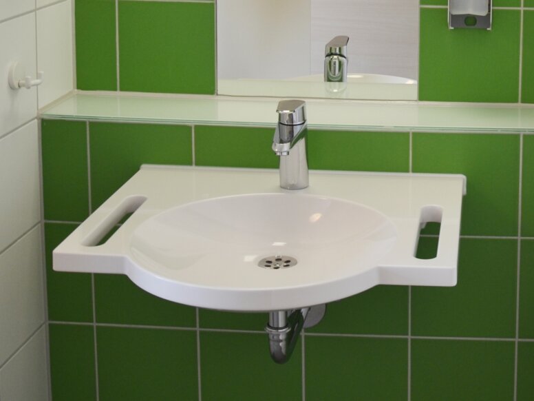 St Benedikt bejaardentehuis in Neurenberg Badkamer met zeepdispenser, wastafel en haken