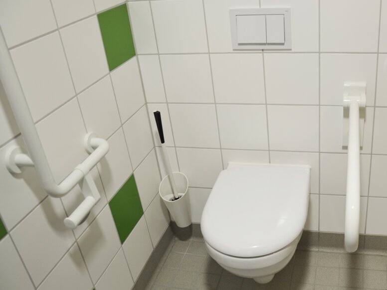 St Benedikt bejaardentehuis in Neurenberg Badkamer uitgerust met toiletborstelset, schuine handgreep en inklapbare steunbeugel