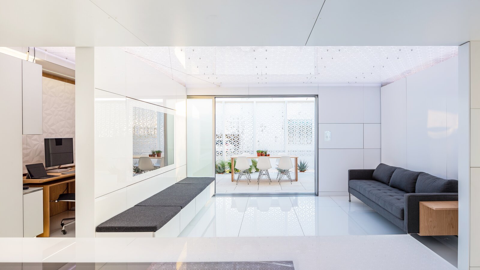 Futurehouse in Dubai Woonkamer met zicht op de kantoorkamer